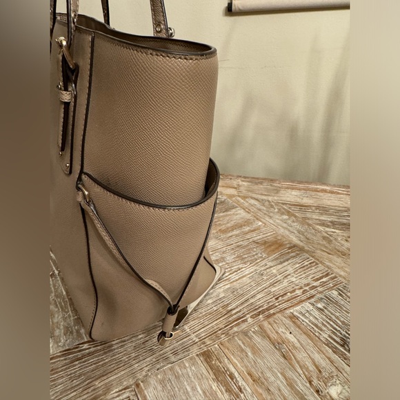 Michael Kors Voyager Tote Bag - Picture 6 of 16